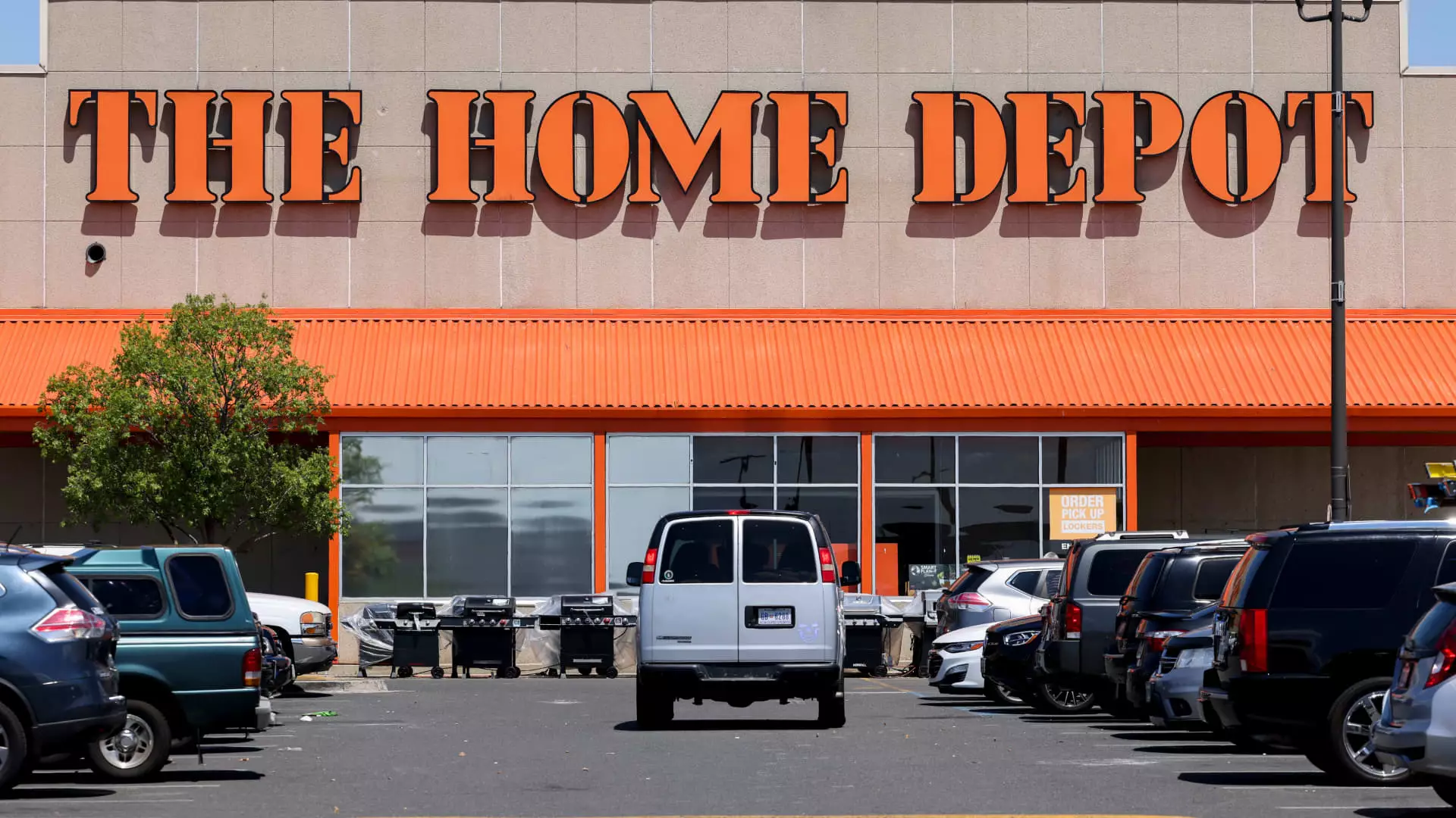 Retail Stocks in Focus: Home Depot’s Optimism and Best Buy’s Challenges