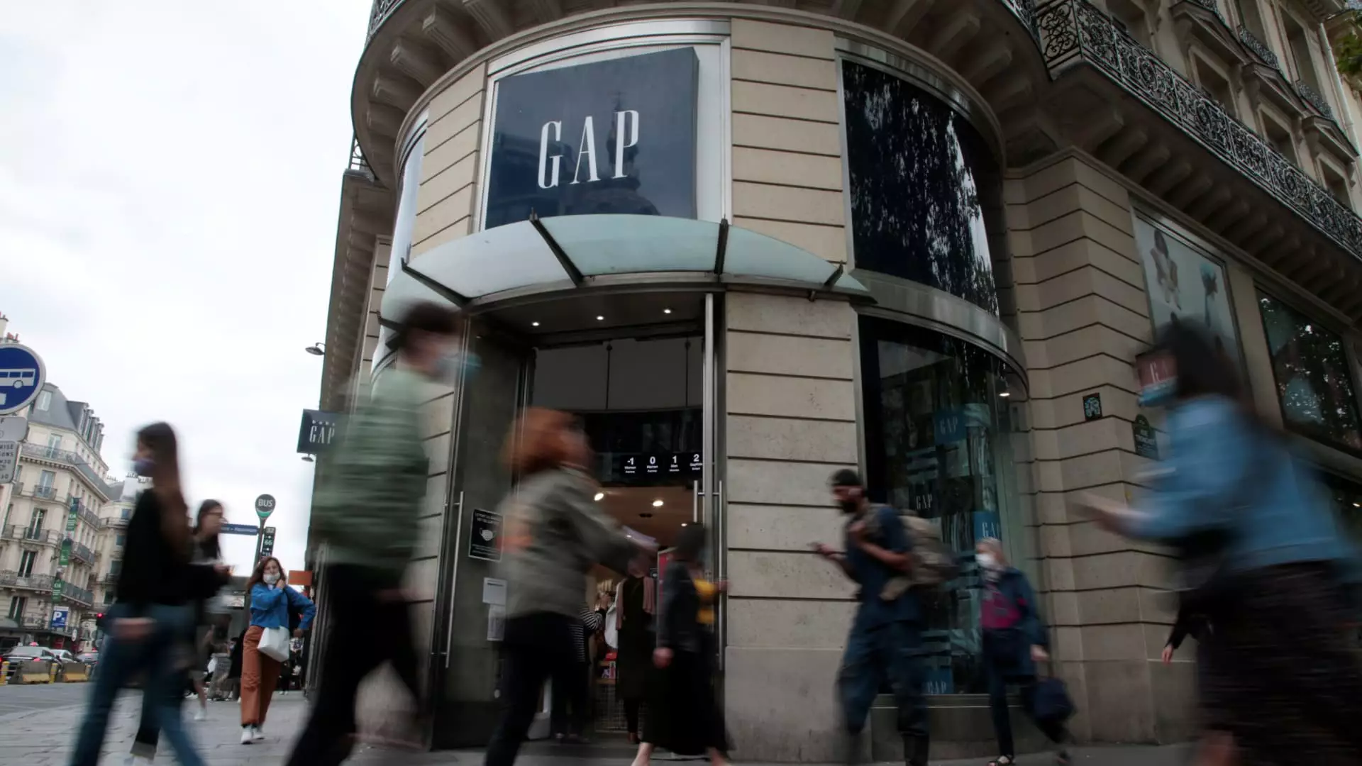 Gap’s Pricey Crossroads: Facing $300 Million in Tariff Woes