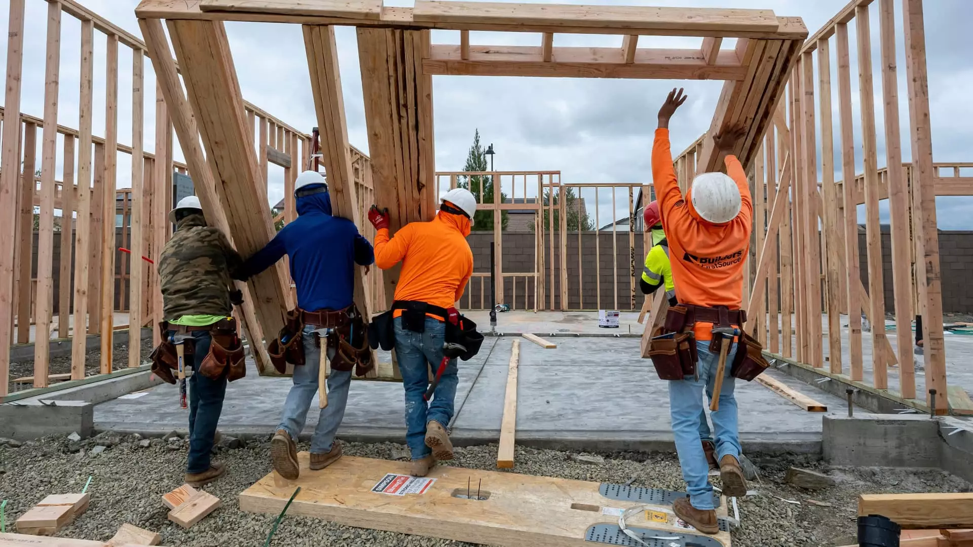7 Critical Trends: Why Homebuilder Sentiment is Plummeting in 2024