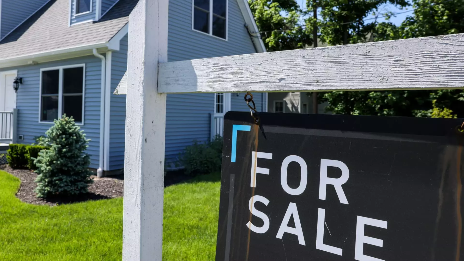 Unpredictable Market Surge: Can Low Rates Truly Revive the Flailing Mortgage Sector?